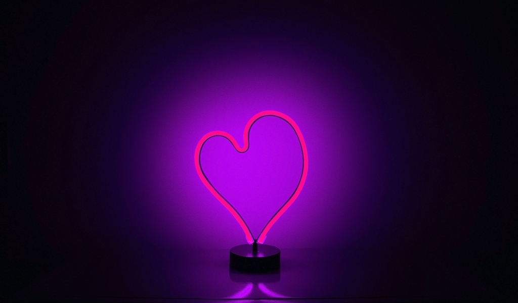 Светящееся сердце на фиолетовом фоне