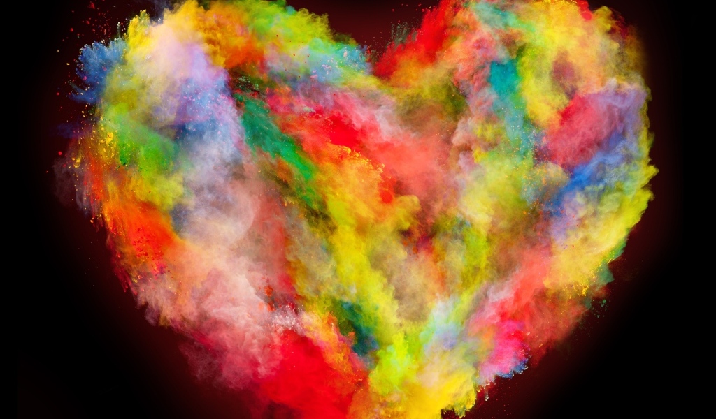 Сердце из разноцветных красок на черном фоне