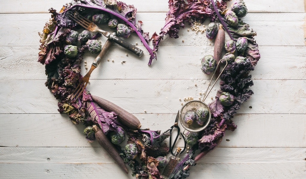 Сердце из овощей на деревянном столе