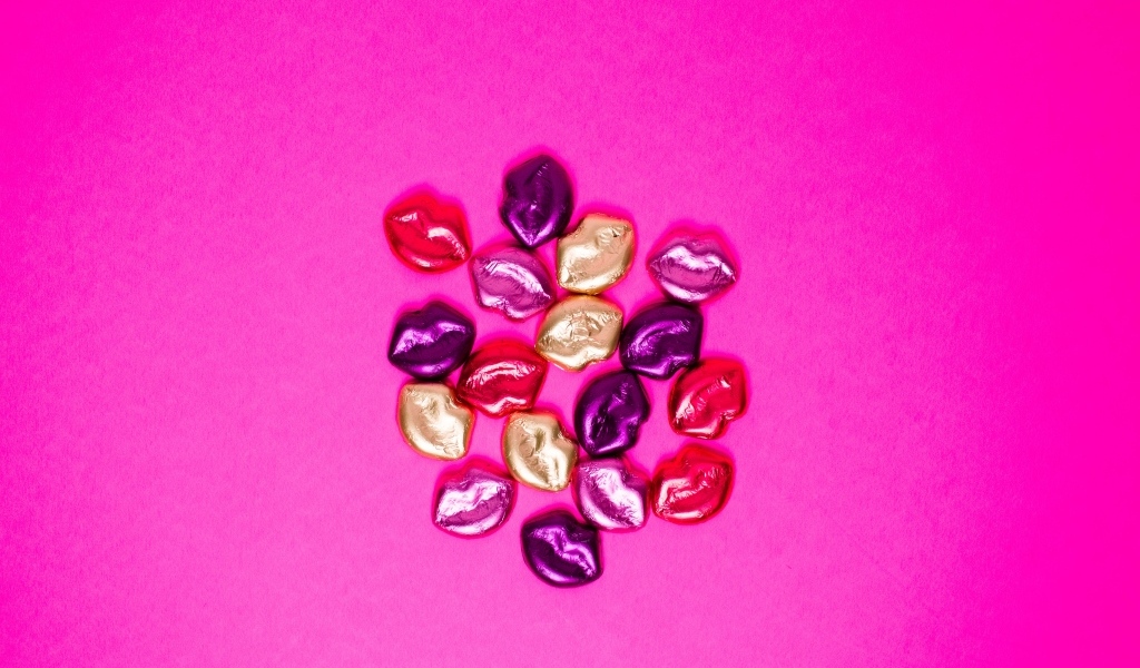 Много поцелуев на розовом фоне