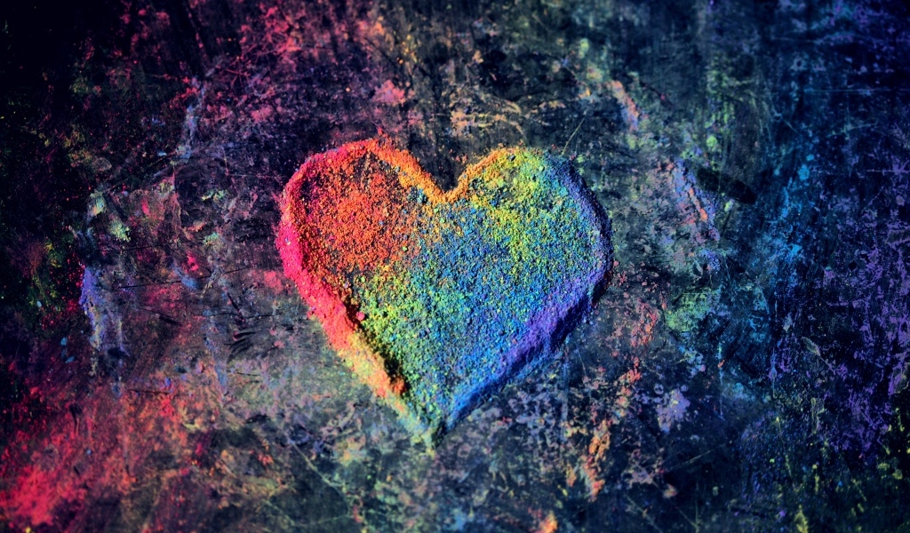 Разноцветное сердце из порошковой краски