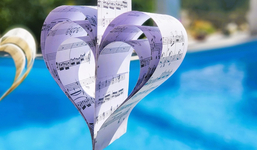 Бумажное сердце из нотной тетради