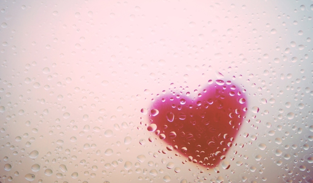 Красное сердце за мокрым стеклом