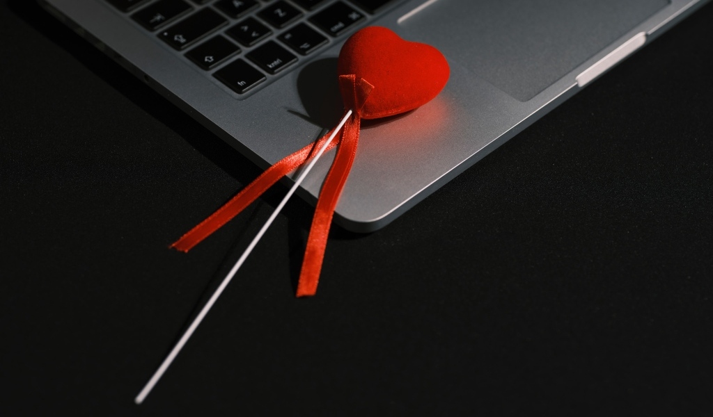 Красное сердце на палочке с ноутбуком
