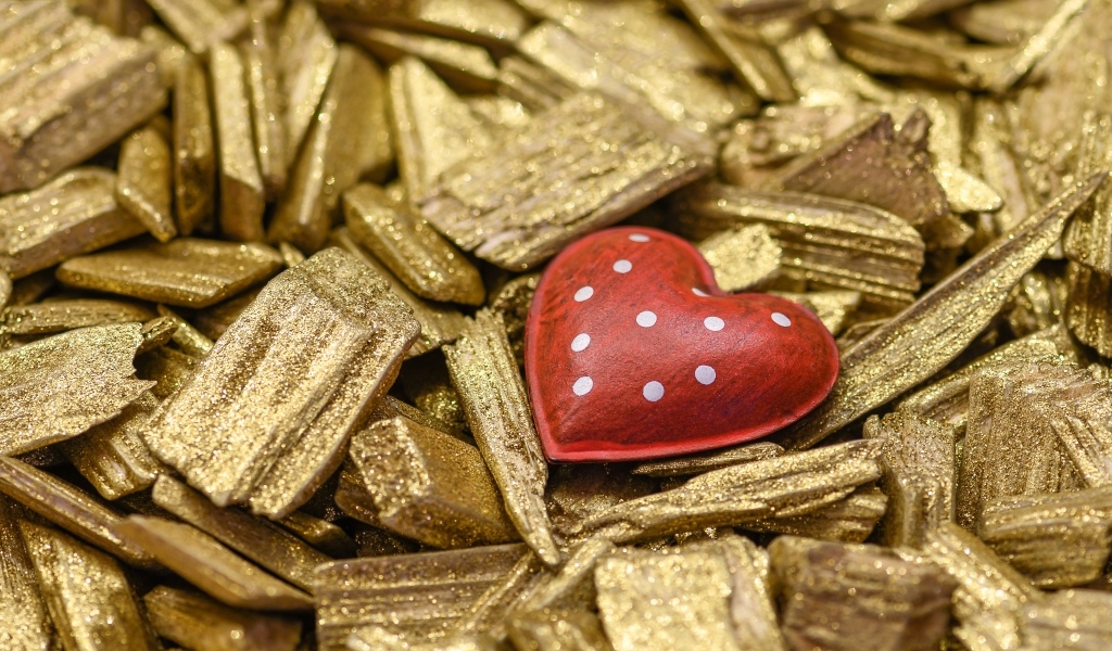 Красное сердечко на золотых щепках