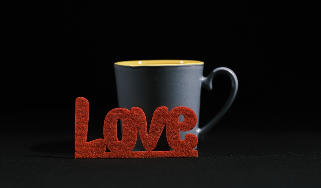 Красная надпись любовь с чашкой кофе