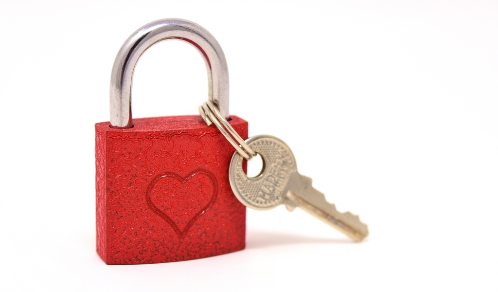 Красный замок с сердцем на белом фоне