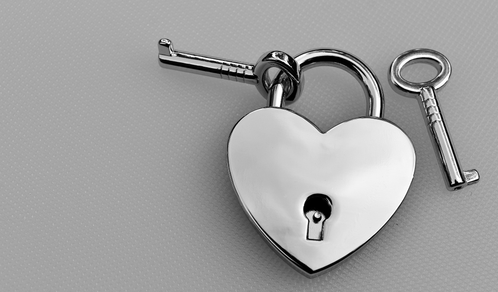 Серебряный замок в форме сердца с ключами