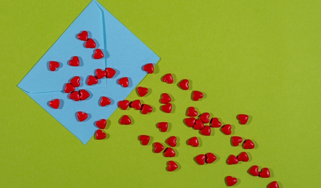 Маленькие сердечки с голубым конвертом