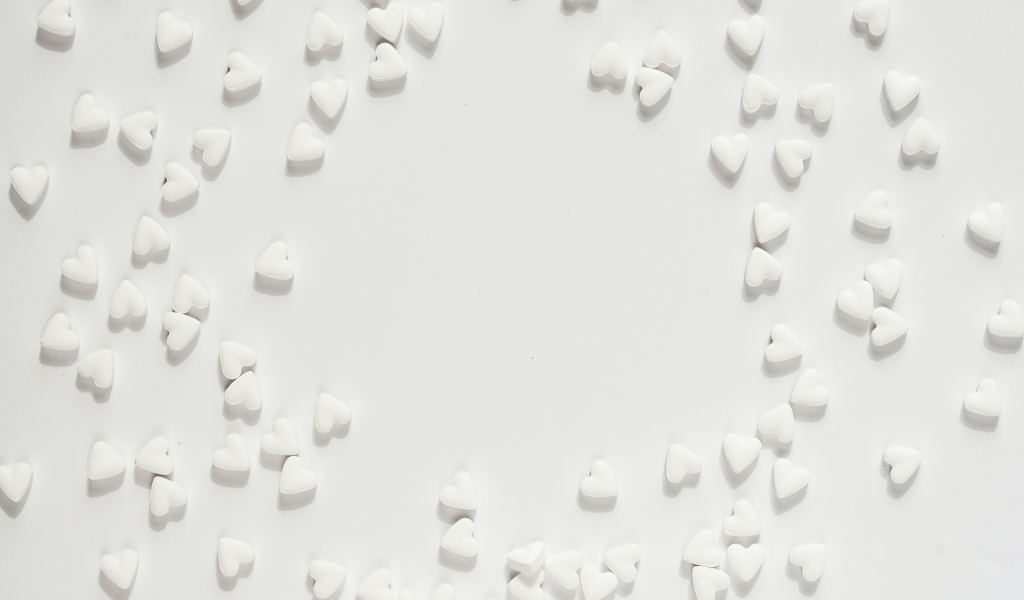 Маленькие белые сердечки на сером фоне