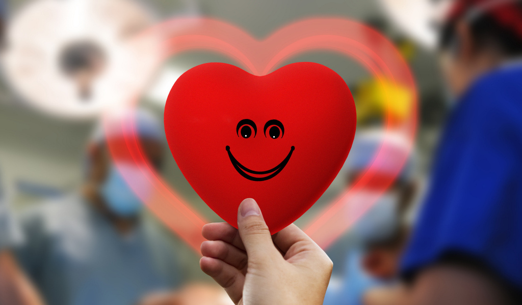Улыбающееся сердечко в руке