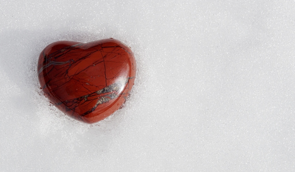 Каменное сердце на холодном белом снегу