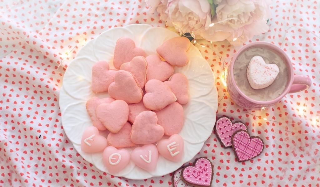 Сладкое розовое печенье в форме сердца для любимой