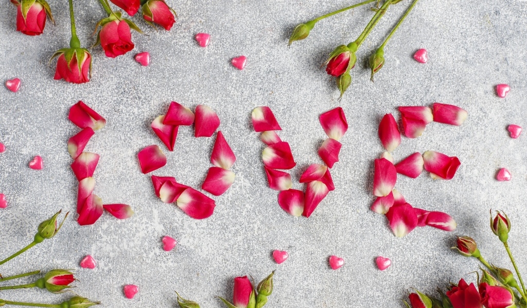 Надпись любовь из лепестков розы