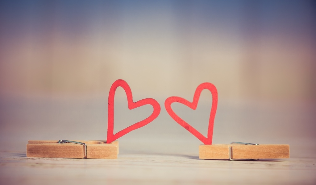 Две прищепки с красным сердцем