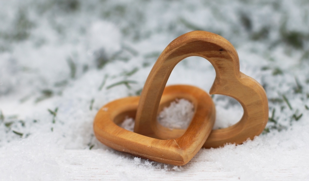 Два деревянных сердца на снегу