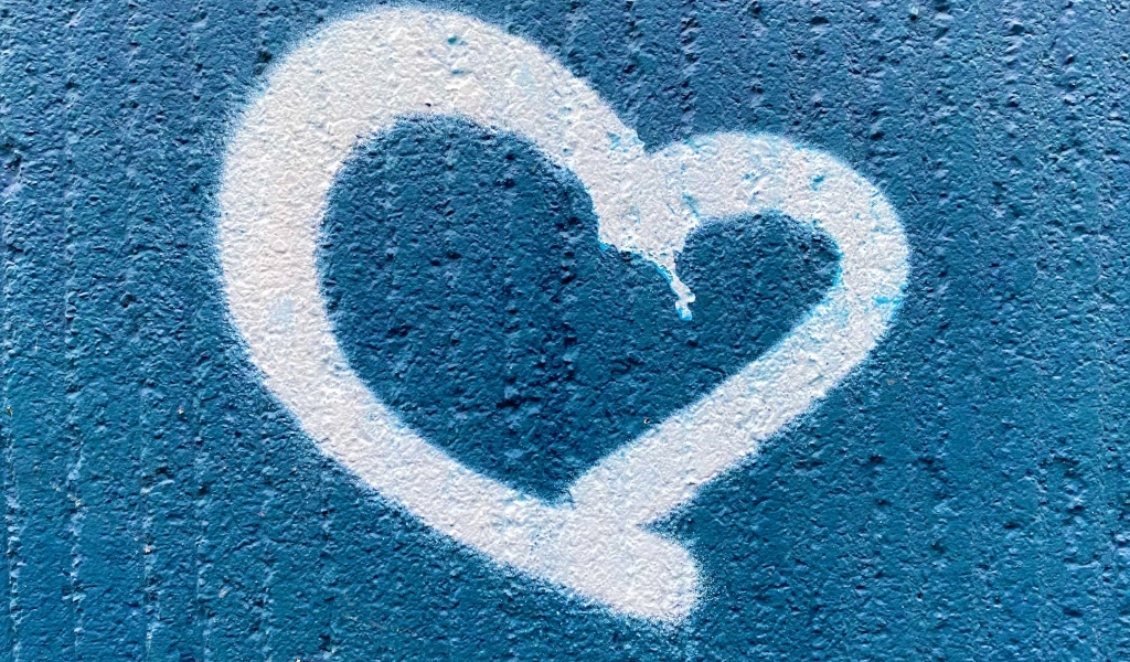 Белое сердце на синей стене