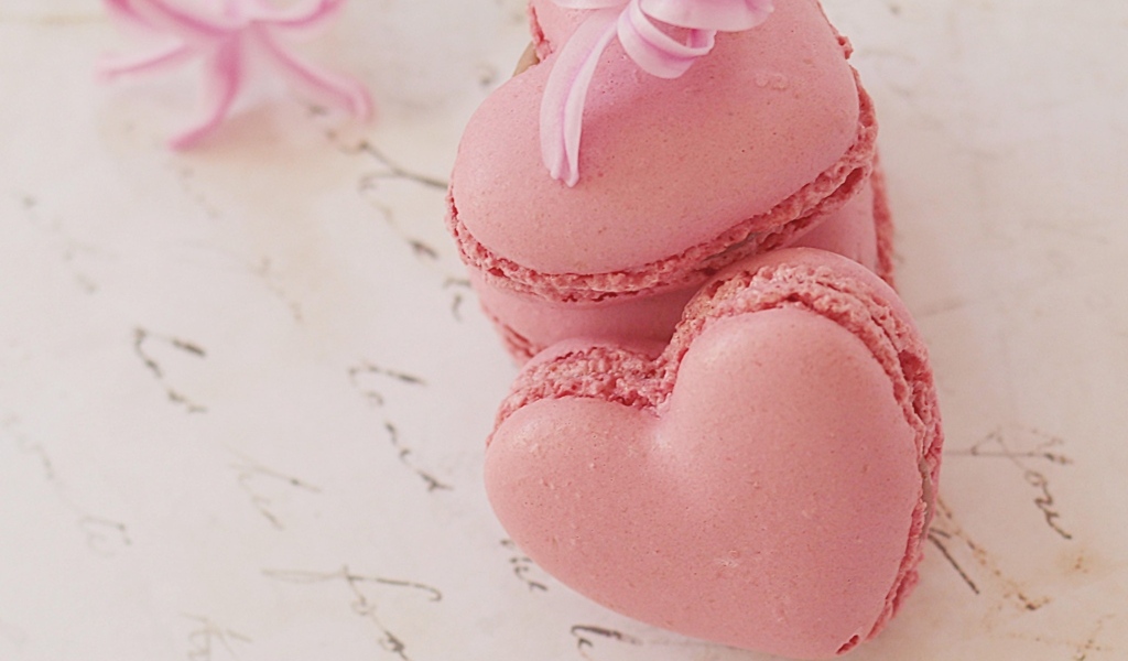 Розовый десерт макарун в форме сердца
