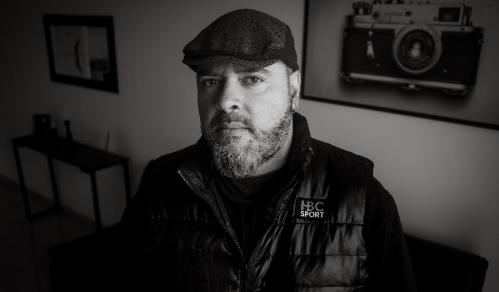 Бородатый мужчина в черной куртке