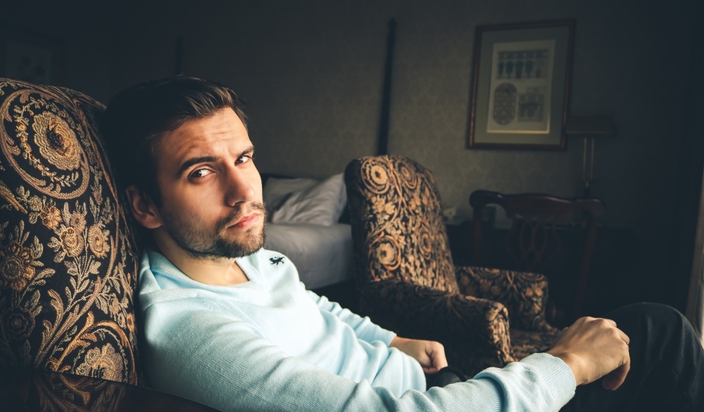 Деловой мужчина сидит в кресле 