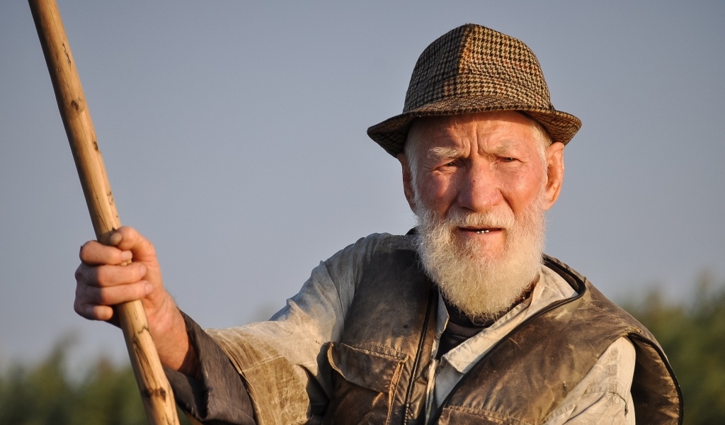 Пожилой мужчина рыбак 