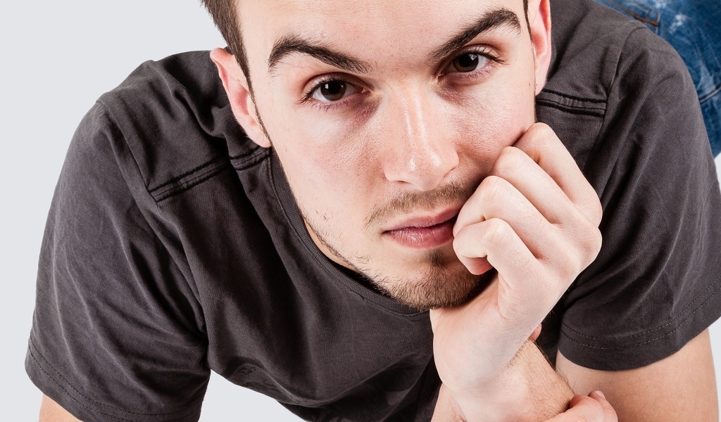 Красивый кареглазый мужчина в футболке