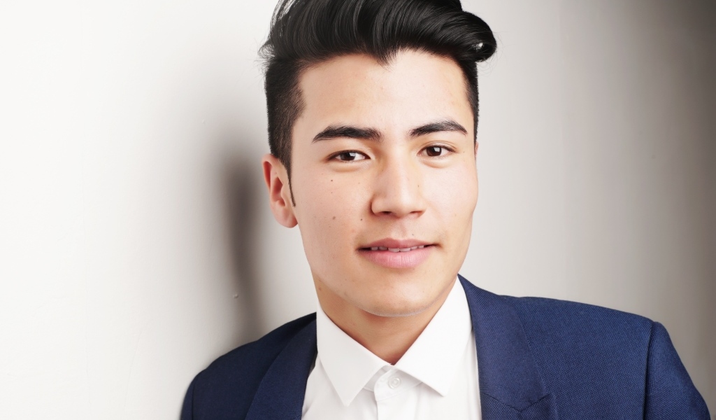 Красивый мужчина модель с прической