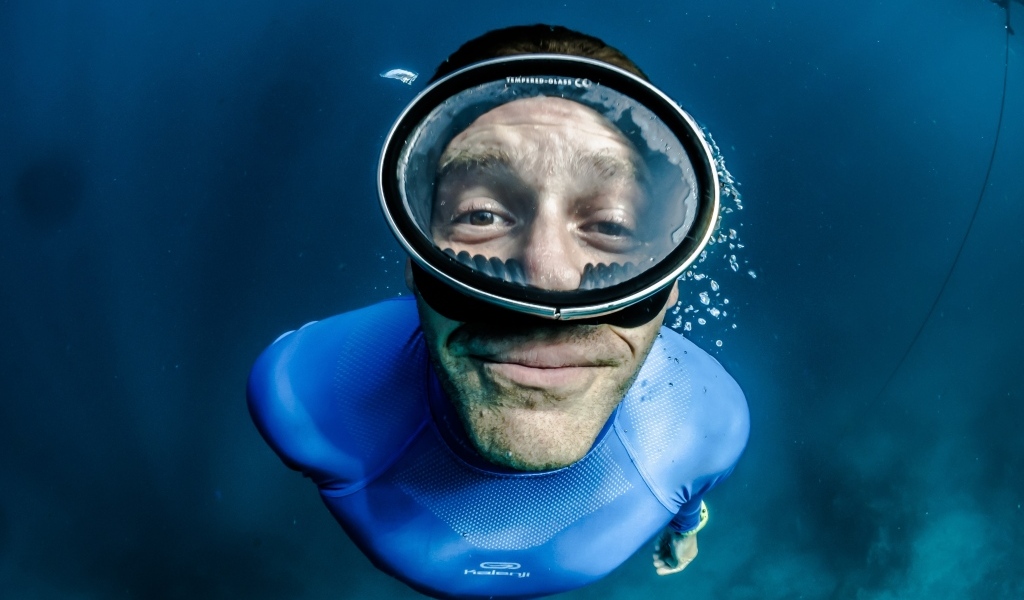 Мужчина водолаз в маске