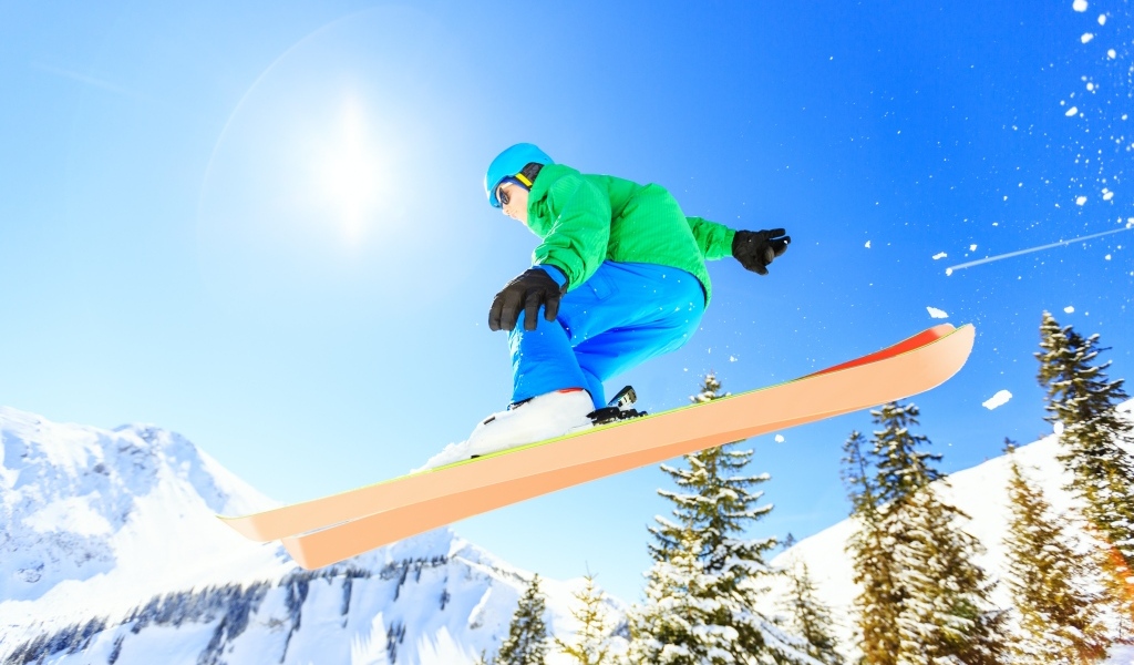 Мужчина сноубордист на заснеженном склоне