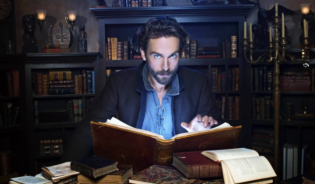 Мужчина с книгой в библиотеке