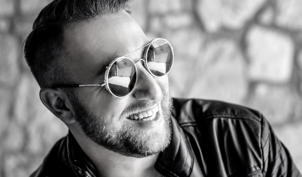 Улыбающийся мужчина модель в очках