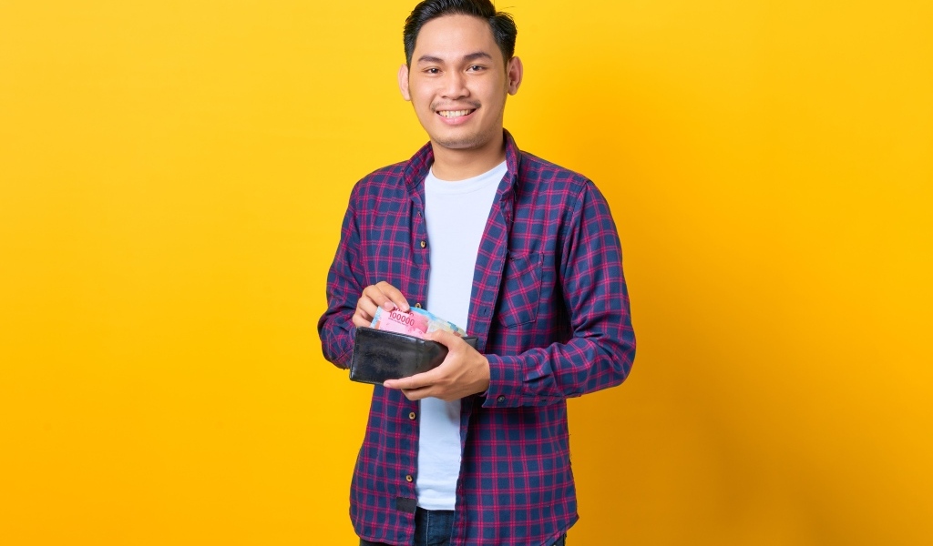 Улыбающийся мужчина с кошельком в руках