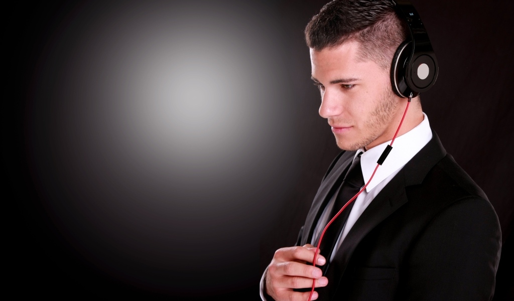 Стильный мужчина с наушниками на голове 