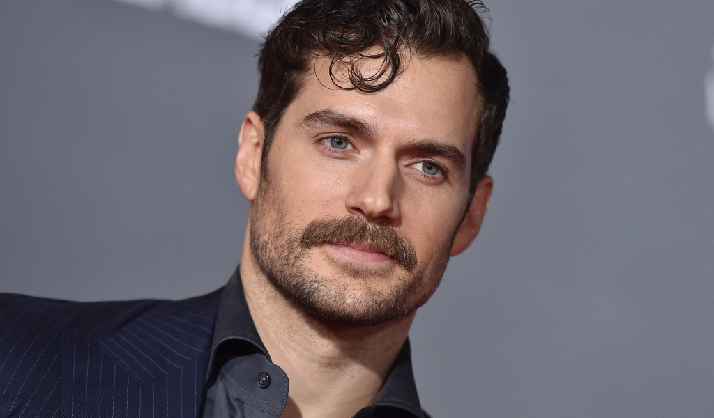 Актер Генри Кавилл с усами