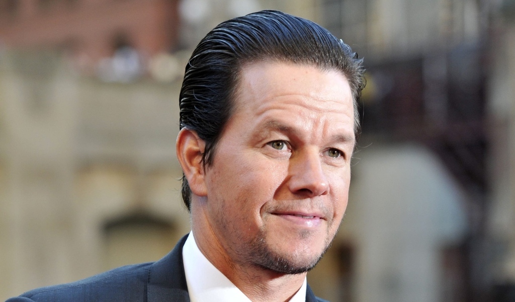 Актер Марк Уолберг  в костюме