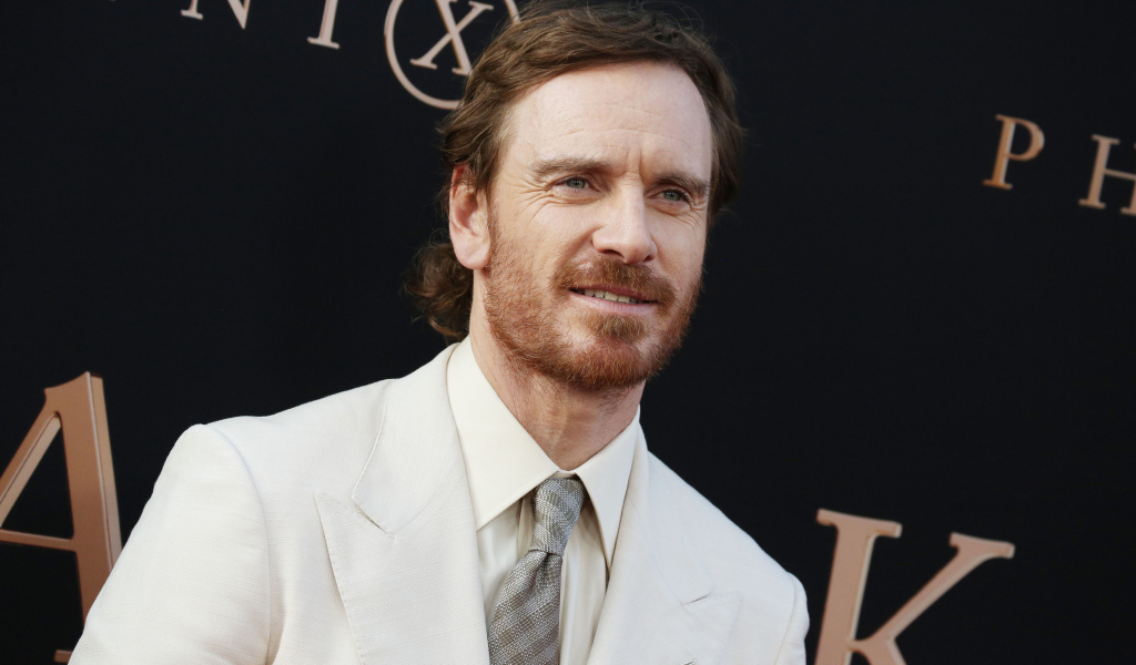 Актер Майкл Фассбендер в белом костюме