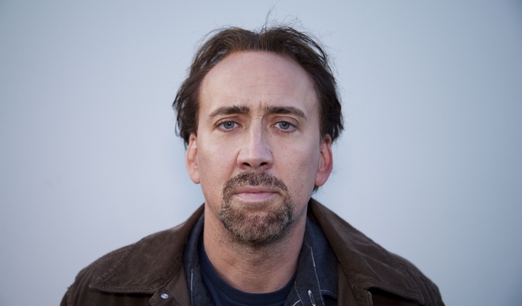 Актер Николас Кейдж на сером фоне