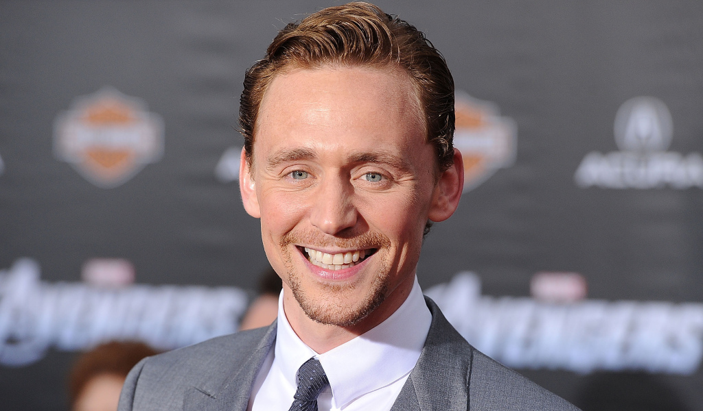 Яркая улыбка актера Тома Хиддлстона