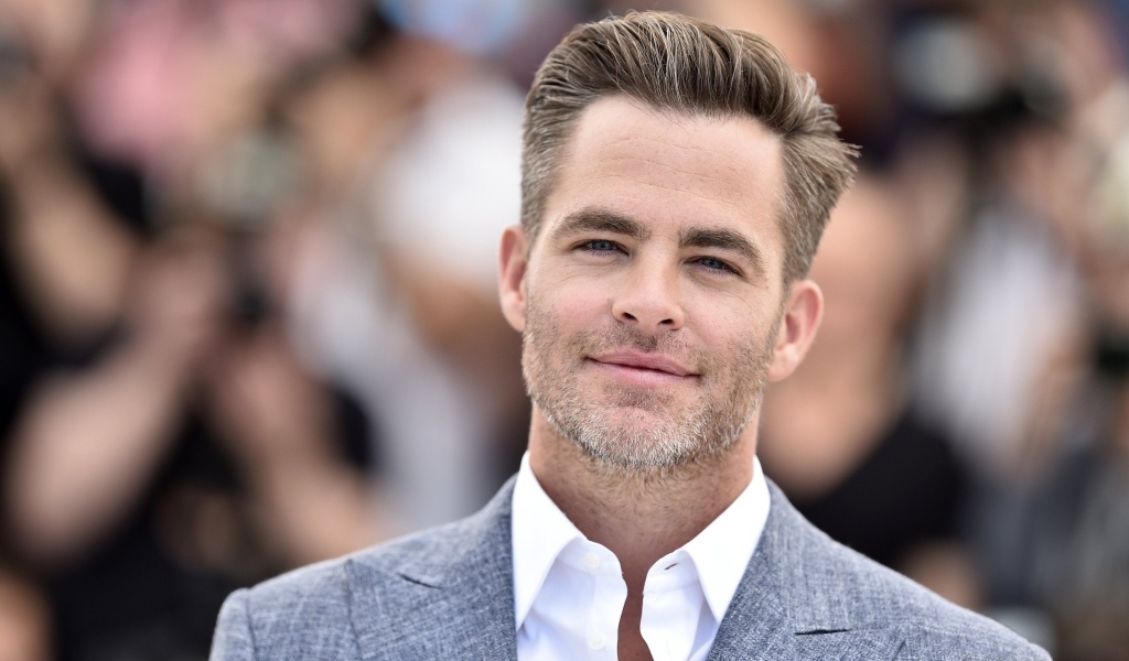 Американский актер Крис Пайн в костюме