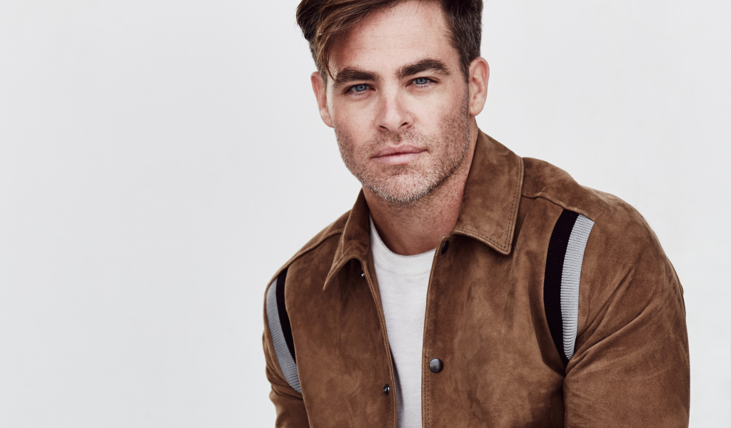 Яркий актер Крис Пайн на белом фоне