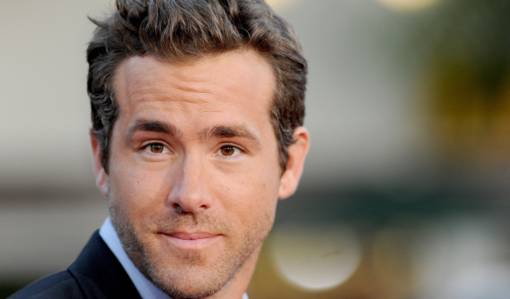 Популярный актер Райан Рейнольдс с карими глазами