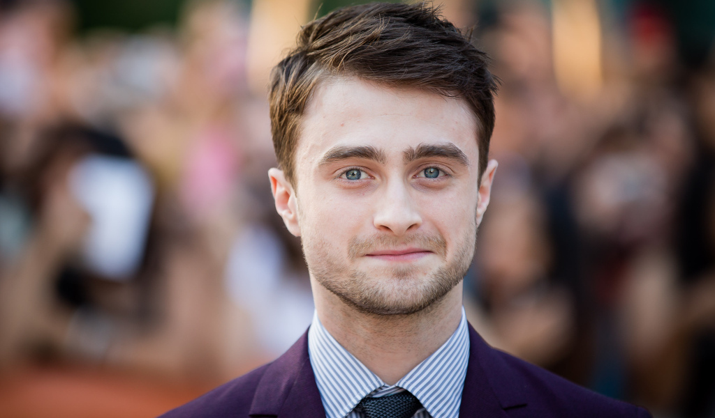 Популярный голубоглазый мужчина Дэниел Рэдклифф в костюме