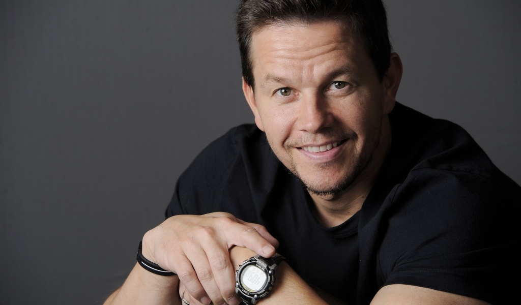 Улыбающийся Марк Уолберг с часами на руке