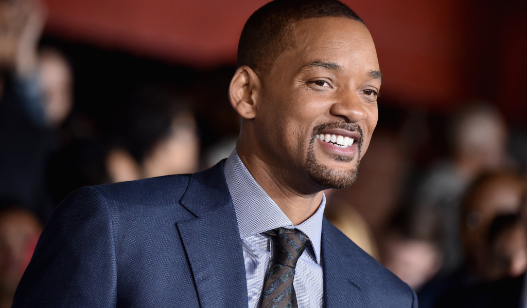 Улыбающийся актер Уилл Смит в костюме