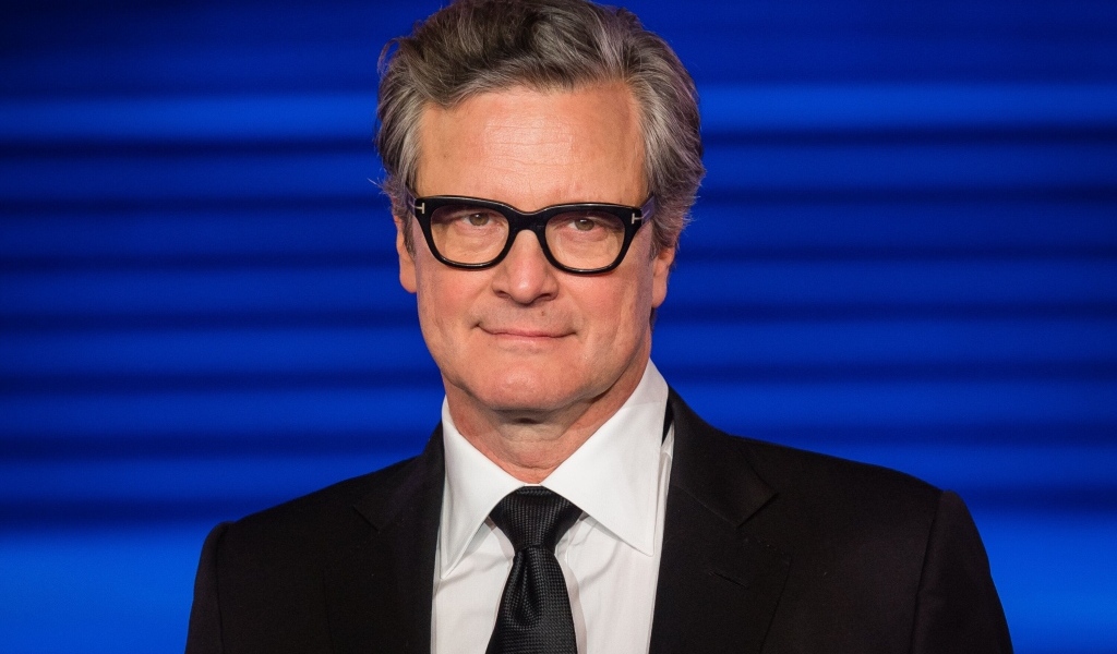 Стильный актер Колин Ферт на синем фоне