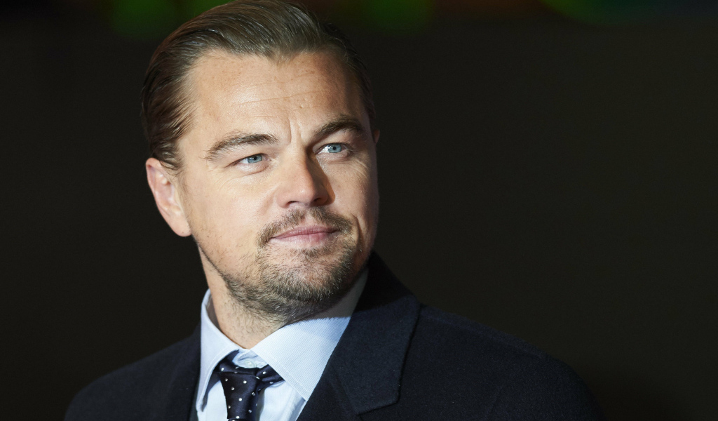 Стильный голубоглазый мужчина, актер Леонардо Ди Каприо