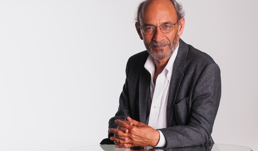 Деловой мужчина в сером костюме