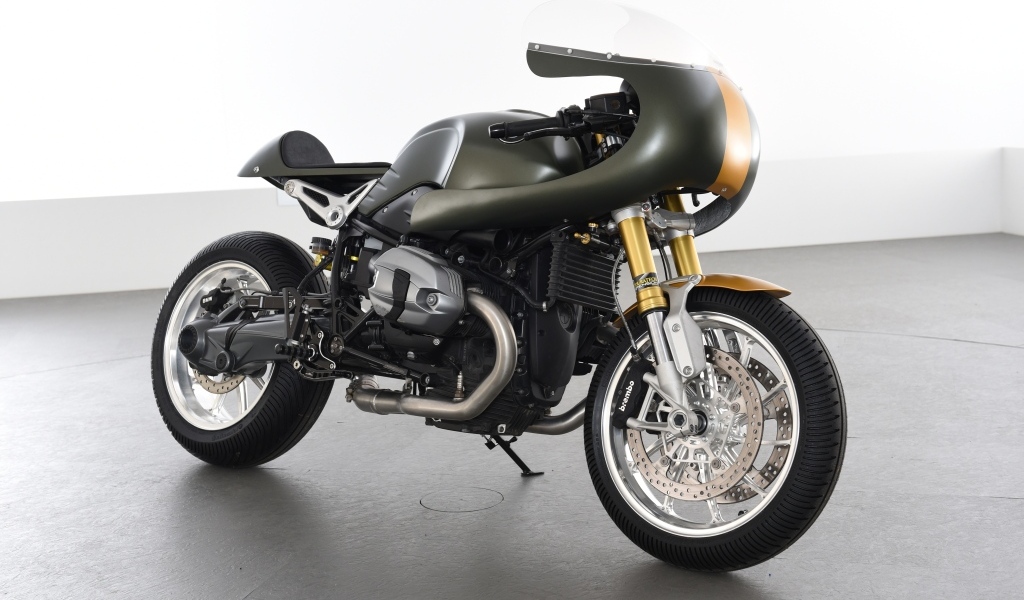 Большой черный мотоцикл  BMW