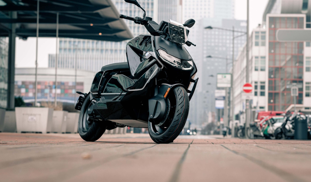 Черный мотоцикл BMW CE 04