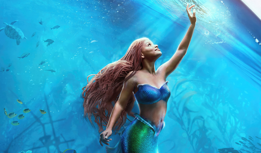 Ариэль в воде персонаж фильма Русалочка 2023